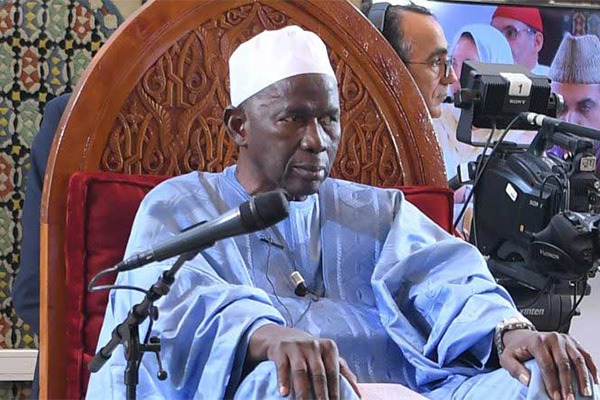 Les constantes de l’identité islamique en Afrique et les défis de sa préservation[1]  Grâces soient rendues à Allah, Seigneur des mondes !  Et que la Prière et le Salut d’Allah soient appelés sur le Seigneur des Messagers ainsi que sur les Siens et sur tous ses Compagnons !  Mon Seigneur, Commandeur des croyants !  Votre cher pays, le Royaume chérifien du Maroc, est uni à l’Afrique par des liens dont les racines sont ancrées dans la Géographie, et dont les origines remontent aux profondeurs de l ‘Histoire ; rapports qui rattachent fermement le Maroc, et jusqu’à présent, à un continent avec lequel il a partagé un destin commun. Il a contribué à sa construction depuis mille ans, dans le cadre de l’Islam. Et les témoignages de ces liens se sont perpétués jusqu’à la période du colonialisme, puis se sont poursuivis durant les guerres de libération et après l’indépendance. A toute période, le Maroc a contribué à l’édification de l’identité de ce continent, sur la base de valeurs culturelles et de liens spirituels profonds. Car, il est connu de tous que l’Islam, considéré comme l’une des composantes les plus importantes de l’identité de ce continent, s’est installé dans beaucoup de pays africains à partir du Maroc, par les soins d’ouléma et de maîtres du soufisme qui gardent toujours en Afrique des adeptes estimant à sa juste valeur cette parenté scientifique et spirituelle, et qui en révèrent les obligations.  Mon Seigneur, Commandeur des croyants !  Les peuples Africains ont épousé plusieurs religions. L’Islam arrive en tête dans une proportion proche des quarante-cinq pour cent. Il est talonné par le Christianisme avec quarante pour cent. Des religions locales ou asiatiques se partagent les quinze pour cent restants ; sans compter une faible proportion de gens qui n’ont aucune religion spécifique. Et alors que le Sunnisme était le dogme le plus répandu chez les Musulmans d’Afrique, la situation commence à relativement changer, selon les pays, après l’année mille-neuf ­cent quatre-vingts. Et afin que la situation ne tourne pas à la crise identitaire religieuse, la présence du Maroc au plus profond de l’Afrique est souhaitée à ce niveau, qui a autant d’importance que les domaines politique et de la coopération.  Beaucoup d’événements nouveaux, aux conséquences négatives, sondent la portée réelle de la vigilance des partenaires africains. Car l’affaire, dans les milieux musulmans, ne s’arrête pas à la liberté religieuse dont on ne viserait que l’amour de Dieu. Et c’est une liberté garantie par l’Islam lui-même ; à preuve la Parole d’Allah, qu’il soit exalté : « Point de contrainte en religion » [Al-Baqara ‘La Vache’ :255]. Néanmoins, il serait à craindre, au vu du vécu réel des Musulmans, que la modification de la répartition géographique des doctrines conduise à une situation qui favoriserait un sectarisme qui déchirera assurément les contrées et qui posera des problèmes aux régimes des pays, si jamais les convoitises, sournoisement voilées sous des allures religieuses, devaient conduire les enfants de ces pays à s’entretuer. Afin d’éviter une telle situation, il faudra que la vigilance soit de rigueur ; et il faudra, Mon Seigneur, qu’elle prenne exemple sur Votre modèle unique, dans Votre pays le Maroc, et qui se concrétise dans la protection de son unité de toute forme de confusion ou de trouble.  Vous avez un rôle continuel à jouer envers l’Islam en Afrique ; particulièrement parce que, consistant en l’aide que vous apportez et en le partenariat établi avec Vos frères, ce rôle ne comprend aucune intégration de force ni aucun envahissement. Il consiste, bien plutôt, en un processus et une continuité capable, grâce à la sincérité qui est la sienne, de se comporter avec perspicacité, spontanéité et objectivité. Car l’Islam doit désormais choisir : soit il résiste et se renforce en Afrique, soit cette dernière assistera à son anéantissement au premier siècle du troisième millénaire. Et tous les affiliés à cette religion doivent prendre conscience de la nécessité de procéder à l’analyse nécessaire, lucidement, mais aussi de tout ce que cela suppose comme défis à relever. Autrement dit, l’Islam doit concourir à résoudre les problèmes de l’Afrique, afin que les plus justes le perçoivent comme utile et indispensable. Il est de son devoir de prendre la défense de l’Afrique, et ne plus permettre à qui le voudrait, par ignorance ou par intrigue délibérée, de lui faire supporter les conséquences de problèmes avec lesquels il n’a aucun lien.  Et ici, nous devons nous arrêter sur Votre décision de créer La Fondation Mohammed VI des Ouléma Africains, dont le projet est exemplaire quant à la vigilance souhaitée pour l’Islam en Afrique. Car l’encadrement religieux a été dominé, jusqu’à présent, par le gigantesque travail pionnier des confréries soufies. Ces confréries, comme on le sait, encadrent depuis toujours les populations, comme elles encadrent les ouléma, parmi ses enfants, au niveau de l’éducation spirituelle. C’est pour cette raison que les ouléma en Afrique ont toujours été, dans leur majorité, des adeptes de ces confréries ; répondant parfaitement aux contraintes du contexte, en conjuguant le fiqh exotérique au fiqh ésotérique. Sauf que, désormais, les exigences présentes demandent à ce que les ouléma de toutes les confréries, les adeptes parmi eux autant que les sympathisants, s’inscrivent dans une organisation qui défende les constantes africaines et les protège de la suspicion et de la défiance. Et le fait que Vous ayez créé la Fondation citée relève de la prise de conscience de ces questions.  L’Afrique va, pour se défendre grâce à l’Islam, au-devant de défis majeurs ; et c’est de ces défis que nous voudrions parler, avec quelque laconisme, invoquant à ce propos la Parole d’Allah, qu’il soit exalté : « C’est que, en effet, Allah ne modifie en rien  les bienfaits dont Il gratifie un peuple qu’autant que ce peuple modifie lui-même son comportement » [Al-Anfâl ‘Les prises de guerre’ : 54].  Nous choisissons ce verset pour l’avertissement qu’il signifie aux gens : tout un chacun qui recevra un bienfait divin est dans l’obligation, à la fois, de rendre grâces à Allah et de tenter de le conserver. Parce qu’Allah, qu’il soit exalté, a promis de le pérenniser tant que l’homme lui-même en recherche la pérennité, en en reconnaissant la juste valeur. Le commandement du verset est spécifiquement adressé aux gens du Pharaon à qui Allah avait prodigué les faveurs de la foi, qu’ils ont troquées contre de l’impiété. Et ils étaient parmi les nations d’Afrique les plus puissantes. Quelques exégètes ont donné à ce verset un premier sens en pensant que les gens pouvaient changer leur état du pire vers le meilleur en trouvant les bonnes causes. Alors que les choses ne sont pas ainsi faites. Le verset est révélé pour que les gens prennent conscience de la nécessité de préserver le meilleur, afin qu’il ne change pas en pire. Ce qui est entendu ici, en rapport avec la situation des Musulmans en Afrique, est que ces derniers doivent remercier Allah que l’Islam soit arrivé jusqu’à leurs ancêtres, et qu’Allah les ait guidés sur le bon sentier, afin que cette faveur les couvre. Ce qui est exigé d’eux, en ce moment, est qu’ils accomplissent l’acte nécessaire de discernement, c’est-à-dire qu’ils opèrent une analyse minutieuse de leur situation actuelle et qu’ils sachent comment pallier les insuffisances, ou les défaillances, qui altèrent leur compréhension de la religion. Une partie de cette analyse réside dans ce que nous avons entendu, plus avant, par l’état présent des situations inédites ; comment pourrait-on, d’abord, se les représenter de la manière la plus exacte, puis, dans une étape ultérieure, comment y faire face efficacement. Et ce, dans un contexte où des nations sont sur le point de s’abattre sur les Musulmans, en les accusant de tous les maux et en les agressant. La situation des Musulmans en Afrique est proche de la vulnérabilité, et appelle l’urgence d’une reprise en main, et de l’instruction au discernement.  Si nous regardons de près les défis les plus importants, nous pouvons les classer en deux sous-catégories, interne et externe.  La catégorie des défis internes englobe cinq aspects : L’identité, l’affiliation communautaire ou nationale, la langue, l’analphabétisme et l’effort d’initiative raisonnée (ijtihâd), La catégorie externe recouvre des concepts et des faits exprimés selon quatre concepts : le libéralisme, la mondialisation, la laïcité et le terrorisme. Premièrement : les défis internes 1.L’Identité Le Musulman africain découvre dans sa religion des principes qui le raffermissent confortablement dans son identité complexe, et qui lui évitent de se sentir à l’étroit dans ses cercles concentriques. Tant fait alors qu’il est à l’écoute de la rhétorique d’un discours adressé à l’ensemble des gens de ce monde, tel que l’indique le verset argument de la présente causerie : « Ô Hommes, Nous vous avons créés d’un mâle et d’une femelle, et Nous vous avons répartis en peuples et en tribus, pour que vous vous entre­-connaissiez. En vérité, Le plus méritant d’entre vous auprès d’Allah, est le plus pieux. » [Al-Hujurât ‘Les appartements’ :13]. Être à l’écoute permet de lever les paradoxes, qui sont autant de défis, entre les composantes de l’identité, qu’elles relèvent de la négritude, de l’arabité ou de l’amazighité, ou d’autres appartenances, de l’affiliation auxquelles l’Africain souffre, s’il devait limiter son identité à un seul cercle, ou s’il devait mal articuler les cercles concentriques. Alors qu’en vérité ces derniers ont des zones d’intersection, tel que le montre le verset associant le local, exprimé par ‘nations’, et les ‘tribus’ ; ces deux mots ne désignant pas une étape historique dépassée et doivent être interprétés comme symboles d’une sagesse intime locale dont l’Homme a besoin pour d’innombrables raisons. Parce que l’horizon d’attente de toute appartenance est de préparer au suivant, sans renfermement sur soi, ni sectarisme, ni encore moins des complexes. Aussi la volonté d’agir doit-elle être orientée vers l’entre connaissance, qui présuppose la reconnaissance de l’égalité et de l’intérêt commun souhaité de toute existence, sans infatuation ni frustration. L’Africain musulman dispose de ce modèle qui le ramène à l’origine même de sa création et en fait un être non limité par sa tribu, ni par sa nation, ni par son pays ; que ce dernier soit celui délimité par des frontières ou celui plus vaste, le Continent. L’unique critérium de différence est celui de la piété ; qui inclut toutes les vertus, commençant par la bienfaisance envers soi et se terminant par la bienfaisance envers autrui. Et, ainsi cheminant de l’appartenance à la petite famille vers l’appartenance universelle, l’Africain musulman vit les différents niveaux de son identité. Il s’adosse à chaque niveau pour bâtir le niveau supérieur, en · toute consonance et aisance, acceptation et harmonie, avec les altérités issues de son pays, qu’elles soient en situation de minorité ou de majorité, se refusant ainsi à tout orgueil ou à toute crispation et transformant tous les aspects négatifs de ces appartenances en apport positif à la construction d’une identité commode, quiète et utile.  2.La Langue La diversité des langues des humains est une manifestation de la Création divine, dans ce monde. Et l’on ne peut considérer la pluralité des langues, si l’on se réfère à ce précepte divin, comme une source des problèmes de l’Homme, que ce soit d’ailleurs en Afrique ou en dehors d’elle. Le chercheur africain Hassane Gambo a étudié la carte linguistique du Continent africain, dans sa multiplicité et sa relation à la diversité ethnique, en montrant que la colonisation a modifié la structure linguistique du continent, marginalisant les langues locales au profit des langues étrangères ; et en montrant que même au sein d’une même langue existent des langues locales, dont chacune jouit du statut de langue officielle sur son territoire. Parmi les exemples que l’on peut citer, les quatre langues co-existantes dans les régions du Nigéria: la langue haoussa, la langue kanouri, la langue Ibo, et l’anglais, qui constitue, cependant, la langue commune des populations parlant toutes ces langues.  Et dans le cas où la pluralité linguistique constitue, pour les peuples africains, un défi à l’identité communautaire nationale, il faudra trouver des solutions qui profiteraient des expériences de quelques pays où le plurilinguisme n’a pas empêché leur renaissance. Et ce, dans le cadre d’une stratégie nationale soutenue par les pays africains intéressées par le partenariat avec des institutions spécialisées ; stratégie où l’enseignement et les médias joueront un rôle décisif pour construire une harmonie où une forte interaction linguistique sera à la base d’une richesse culturelle, sans pour autant constituer un obstacle devant l’économie, ni un motif de divergence politique.  3.L’analphabétisme et la déficience de la culture Quand nous nous apercevons que l’incapacité à la lecture et à l’écriture figurent parmi les plus grands défis qui assiègent le monde musulman, et qui affaiblissent ses potentiels et handicapent ses plans de développement, nous nous étonnons comment des gens qui ne savent ni lire ni écrire pourraient profiter dans leur quotidien des valeurs de l’Islam. Ce fléau est véritablement la source de tous les autres qui rongent les sociétés musulmanes, dont celles africaines. Néanmoins, les pays africains en sont encore à traiter l’analphabétisme comme une simple question d’éducation et d’enseignement et d’éthique, sans plus.  Parmi les causes de ce retard, se trouve l’échec de plusieurs pays du monde musulman, dont celui africain, dans la généralisation de l’enseignement primaire. Et il est habituel que l’on conçoive des solutions dont l’opérationnalisation est très coûteuse, adoptées dans d’autres régions, alors même qu’il faudrait concentrer tous les efforts dans l’imagination d’approches adéquates et convenant aux moyens limités de ces pays, et à leurs contextes.  Et même les pays qui ont éradiqué, en Afrique, le fléau de la déscolarisation, restent confrontés à des problèmes culturels qui se manifestent dans le retard accusé à plusieurs niveaux. Niveaux parmi lesquels on peut énumérer : la technologie, l’action culturelle et ses divers domaines, le combat à armes égales contre les courants culturels qui les envahissent depuis l’Occident autant que depuis l’Orient, aux choix, des réformes et leur opérationnalisation, l’accommodation aux nouveaux systèmes économiques, les défis sociaux, la lutte contre le trio néfaste (pauvreté, ignorance et maladie). Auxquels il faut ajouter les moyens de résistance devant le sentiment de désespoir qui conduit les jeunes à l’abattement, les défis politiques, les régimes de gouvernance et d’administration et, enfin, la capacité de ces derniers à s’astreindre à la droiture, à la transparence, à la justice et à satisfaire aux attentes de leurs populations.  4.L’initiative raisonnée (Al-Ijtihad): connaitre le constant et le variable. Fondant sur cet abysse que représente la privation de l’instruction, et sur ce scandaleux affaiblissement de l’accès à la culture, se propagent beaucoup de conceptions altérées de l’Islam et autant d’interprétations erronées de ses commandements. La situation des Musulmans se détériore parce que, malgré leur affiliation à l’Islam, ils ignorent les règles les plus basiques de cette religion. Et cela constitue le plus grave des défis auxquels est confrontée l’identité musulmane en Afrique et ailleurs ; un défi plus dangereux pour l’Islam que ses ennemis. L’une des figurations conséquentes de cette situation est de ne plus savoir distinguer les priorités, et de ne plus être conscient de l’existence de constantes immuables, face à des choses tout à fait variables. Ceci qui constitue le terreau même qui favorise l’émergence du renfermement et dont profite l’extrémisme.  La question de ce discernement dépend de l’encadrement religieux, quantitativement et qualitativement, c’est-à-dire que la responsabilité en incombe aux prédicateurs et à leur méthode de prédication ; car il est attendu des ouléma, quand il y en a, qu’ils expliquent aux gens que les constantes de la religion consistent en des commandements décidés par Allah dans sa Révélation. Et qu’une ordonnance divine est immuable, et qu’elle ne peut varier ni selon le temps ni selon l’espace. Car la propriété des cinq piliers de l’Islam, sur la base desquels la religion est édifiée, est d’être permanents, et ne varient selon aucune époque historique. Ainsi en est-il des cinq finalités universelles, objet de la jurisprudence de la Charia, qui restent inchangées quels que soient l’époque historique ou l’espace d’application ; et qui consistent en la préservation de la religion du Musulman, de sa raison, de sa propriété, de sa vie et de sa dignité familiale. Ce sont là des intentionnalités constantes et permanentes, qui doivent rester inchangées.  Quant aux variables, elles consistent en des questions flexibles ; et qui peuvent, elles, changer selon le contexte géographique ou historique. Comme elles peuvent faire l’objet d’interprétations, heuristiques et inductives. Et l’on ne peut considérer une modification qui y interviendrait comme un dévoiement qui ferait diverger le fondement originel de sa permanence. S’il venait à changer, il ne toucherait en rien les bases immuables de la religion ; car, plutôt, son but est d’être un moyen par lequel Allah, qu’Il soit vénéré et magnifié, garantit la permanence immuable, et par lequel il assure la bienfaisance et l’adéquation de sa religion avec les différents contextes. Les variables constituent la majorité des ramifications des prescriptions de la Chariaa, à propos desquelles il y eut quelques divergences de compréhension, et des avis multiples, générant ainsi un effort de déduction ou d’induction qui, à son tour, a donné naissance à des écoles différentes, dont les quatre doctrines fondamentales. La divergence en est devenue une faveur divine et une clémence, pour l’aisance d’application qu’elle permet à l’Oumma.  La diversification dans l’établissement de la Charia exige une très grande vigilance, lors du traitement de telle ou telle ramification; vigilance qui doit respecter tout rang et toutes les spécificités de taxinomie. Ainsi donc, il faut s’interdire de donner à la variable la même importance qu’à la constante; ni de se permettre d’attribuer à l’hypothétique le même rang que le décisif; et encore moins d’établir une équivalence entre le partiel et la plénier. Car chaque catégorie a un rang, une place et des règles qui lui sont propres. Mais il est important de souligner que ce que nous affirmons ne diminue en rien de la valeur d’une quelconque ramification de la Chariaa; et que, au contraire, il contient un appel à un traitement scientifique très minutieux de chacune des parties de façon immanente, et qui reste pertinente, tant que nous la considérons dans la perspective globale de la Chariaa.  Les nouvelles technologies de communication pourraient, en principe, aider à remédier à l’insuffisance d’encadrement religieux parmi les Musulmans d’Afrique. Sauf que ces mêmes moyens pourraient faciliter leur induction en erreur, s’ils devaient être utilisés par les ignorants, les extrémistes et les agitateurs doctrinaires visant à ébranler les constantes des Musulmans des pays africains.  Deuxièmement : les défis externes 1.La notion de ‘nationalisme’ Il existe des représentations, dont les porteurs pensent qu’il existe un conflit entre les identités communautaires nationales, en tant qu’appartenances raciales spécifiques, et l’Islam, considéré comme une religion qui transcende ces appartenances. Ils diminuent ainsi de la portée de l’identité islamique ; et cherchent même à la neutraliser. Cependant que le pratiquant voit que l’identité religieuse est justement ce qui donne à son existence matérielle ses dimensions spirituelles et morales.  L’Islam, relevant le défi, tient à conforter le principe des identités nationales qui, pour lui, rentre sous la catégorie de l’intimité des relations familiales, qui a son intérêt pour la survivance de l’individu, la sécurité et l’émulation dans la bienfaisance. Sauf que l’Islam doit veiller, en même temps, à sensibiliser les identités nationales à la nécessité de s’ouvrir sur les autres composantes de l’existence humaine. Puisqu’il conçoit que le nationalisme, bien qu’il soit un élément naturel parmi les composantes vitales de l’identité humaine, ne désavoue pas chez l’homme le besoin de se lier à d’autres appartenances par lesquelles il préserve son existence physique et morale ; à commencer par l’appartenance à une famille, puis par l’appartenance à une tribu et à un peuple, puis à l’Oumma. Cette dernière revêt une posture non matérielle, étant donné qu’elle fonde un sens parmi d’autres, qui ne s’oppose pas aux spécificités de l’appartenance.  Ce que l’Islam n’admet point, c’est le chauvinisme et le clanisme. Alors qu’il exige des Musulmans de gérer les bonnes pratiques sociales, de les soutenir et de profiter pour le mieux du sentiment national; comme, en revanche, il recommande d’éviter de rentrer en conflit avec quiconque d’autre, tant que ce dernier ne commet aucune agression contre la vie des gens ou leurs libertés. Car la religion des Musulmans ne les a pas laissés errer au hasard, relativement à cette question tout autant qu’à d’autres; bien au contraire, elle leur a recommandé de préserver les choses qu’elle a estimées inviolables, de s’entrappeler à l’endurance et de conduire leurs transactions de la manière la mieux bienfaisante. Toutes choses étant donc, et eu égard à la graduelle complexité des choses, elle prescrit aux Musulmans d’assumer la lourde responsabilité d’un discernement transactionnel pondéré, et leur déconseille de s’enliser dans une quelconque forme de division, sous quelque prétexte que ce soit. Les Musulmans sont donc les mieux préparés à l’ouverture sur les autres, aux niveaux qui servent le dénominateur commun à toutes les gens, en termes de valeurs fondatrices d’une alliance au service de l’Humanité; cette alliance étant considérée par l’Islam comme l’une des :finalités extrêmes de l’entre-connaissance entre Musulmans et non-musulmans.  2.Le libéralisme éthique Nous n’entendons pas par notre expression le libéralisme économique ; mais bien les comportements éthiques qui ne relèvent pas de ce que les Musulmans considèrent comme des ordonnances essentielles de la Charia qui leurs sont spécifiques ou des manifestations qu’ils rangent parmi les Sounna ou les qualités vertueuses les plus nobles. Le libéralisme signifie ici la dispense de se conformer à ces commandements et à ces bonnes pratiques, en particulier quand les comportements qui en découlent relèvent des interdits de l’Islam, ou de choses non tolérées ou équivoques. L’on observe ce type d’affranchissement ou de permission que l’on s’octroie, chez les non-musulmans dans les pays où cohabitent plusieurs religions, et c’est le cas de plusieurs pays d’Afrique, ou bien même chez certains Musulmans qui alternent des actions bienfaisantes et d’autres qui le sont moins, espérant toutefois le Pardon divin. Le défi ici réside en ce fait que les Musulmans soient capables d’appliquer le principe de non-contrainte à la religion, et d’œuvrer selon le principe de liberté et d’effort consenti pour convaincre de l’excellence de leur mode de vie, dans un style d’émulation exempt de toute violence. Et dans tous les cas, la bonne cohabitation est la dominante majeure qui puisse naître du respect de l’autre et de la généreuse et continuelle recherche de justifications plausibles à l’erreur d’autrui, loin de toute volonté d’en faire un motif d’abaissement ou de lui inspirer de la gêne. Personne donc ne peut exclure les Musulmans, sinon à la mesure où eux-mêmes demeurent incapables de comprendre autrui, et de le convaincre de la justesse de leur avis. La libéralité de l’autre peut constituer un défi, si le Musulman ne fait pas preuve de compréhension large de la religion ; chacun se comportant, en adoptant les principes qu’il a choisis, dans le cadre de la loi qui régit le pays, qu’il soit Musulman ou non, accommodant son comportement, tout en se libérant de certaines conséquences.  Les pays du monde musulman pourraient élire quelques aspects du libéralisme, en accord avec quelques fondements de leur religion, dans le but d’une pratique pragmatique exigée par les contraintes actuelles. Ceci ne signifie pas, nécessairement, que, ce faisant, ils recherchent la divergence d’opinion ; mais bien plutôt que ces pays se comportent avec la souplesse nécessaire à l’accommodement du libéralisme, afin d’éviter au Musulman des situations embarrassantes. En tout état de cause, le plus important, c’est d’écarter toute posture absolutiste et tout empressement dans l’émission des jugements. Les particularités philosophiques du libéralisme font l’objet d’un débat auquel tout le monde peut contribuer ; sauf que le non-musulman n’est pas tenu de reconnaître la véracité d’une Révélation faite au Musulman, comme, en revanche, ce dernier n’est pas forcé de contraindre qui que ce soit à adopter sa croyance.  Néanmoins, il serait à craindre, dans le cadre du libéralisme, que l’individu ne devienne un ogre tyrannisant la communauté. Ce qui imposera aux états de jouer leur rôle en protégeant cette dernière, à travers une vision qui ne limite en rien les libertés individuelles, mais qui sera fondée sur un jumelage équilibré entre les libertés individuelles et les droits de la Communauté.   3.La mondialisation Les pays africains sont désormais, et à un rythme croissant, influencés par la mondialisation. Et les réactions hésitent entre l’appréhension et l’enthousiasme ; à l’instar des autres peuples et sociétés du Sud. L’une des raisons du rejet de la mondialisation se trouve la crainte que l’héritage, empreint de spécificités identitaires, ne soit altéré.  Le Dr Ahmed Ben Rachid voit que la mondialisation a recherché la suppression des obstacles et des frontières devant les entreprises, les institutions et les réseaux internationaux, économiques, communicationnels et culturels, afin qu’ils puissent mener leurs activités privées, dont l’effet est de brider le rôle de l’État dans les domaines de la finance, de l’économie, de la culture et de l’information. Cette vision montre que la mondialisation est une volonté, et une manière d’agir, faites pour consacrer la domination du système capitaliste et des valeurs libérales occidentales sur l’ensemble du monde ; ce qui ouvre la voie devant une hégémonie culturelle ou devant d’autres formes de domination.  Le fait est donc que la mondialisation n’œuvre pas à la création d’un monde unifié, comme on serait tenté de le penser. Bien au contraire, elle vise à la création d’un système tissé en réseaux de mondes liés et connectés entre eux. La mondialisation culturelle projette une planète où les cultures s’imbriquent, avec cette possibilité qu’ils se complètent, et échangent les intérêts chacune selon sa position, dépendamment de sa vigueur, de son potentiel interactif et de sa participation. Faute de quoi, elle disparaitra si elle montre quelque vulnérabilité de présence ou de la faiblesse quant à son interactivité et à sa participation.  Par conséquent, il est du devoir des Musulmans africains de repousser tout ce qui pourrait naître d’un malentendu autour de la mondialisation, d’en faire usage et d’éviter de ne la percevoir que sous l’angle de la domination. Car l’Islam ne connaît pas l’isolement ; au contraire, il reconnaît la diversité et la différence qui enrichissent l’existence ; comme il reconnaît le droit à chaque Oumma de défendre ses spécificités et ses patrimoines. Il œuvre à planter la fierté de l’identité religieuse et appelle également à semer la vertu de la tolérance. Le Musulman doit être indulgent envers les autres ; ne pas renier leur existence ; ni leur dénier aucun droit ni encore moins nourrir quelque sentiment de haine ou d’animosité envers eux.  4.La laïcité La laïcité est née au sein de la culture occidentale, sous l’impact de conflits historiques avec les institutions religieuses. Par la suite, ses expressions se sont propagées dans le restant du monde. Son principe est de construire les piliers de la vie commune loin de la religion ; tout en s’appuyant, dans la manière de gérer les affaires quotidiennes, sur la raison humaine, sa science et son expérience ; ce que certains appellent « sécularisation » ou athéisme. Beaucoup de penseurs ont contribué à l’élaboration de cette théorie, dont les plus célèbres sont : Nietzsche, Durkheim, Marx, Sartre, Freud. Comme l’on peut citer, dans les pays musulmans les noms d’Atatürk, Qasim Amine et d’autres.  Parmi les problématiques associées à ce sujet se trouve le fait que certains pays africains à majorité musulmane aient inscrit la laïcité dans leurs constitutions respectives ; laissant ainsi aux initiatives privées la gestion des affaires religieuses, comme les mosquées et les écoles. Et l’expérience a montré la dangerosité de ce principe ; ce qui a fait que des pays ont essayé de rectifier la situation, partiellement, en désignant des responsables gouvernementaux des affaires islamiques.  Sauf que ces faits n’autorisent pas le croyant à mal interpréter la laïcité ; ni à taxer d’impiété les gens qui y croient, afin de légitimer leur agression.  5.Le terrorisme L’Afrique est confrontée à trois types de conflits violents : les conflits tribaux, les antagonismes doctrinaires et les belligérances entre cultes. Il nous importe ici de nous focaliser sur les luttes entre Musulmans. La situation empire quand les querelles conduisent à l’appel de quelques forces étrangères pour intervenir dans les affaires intérieures de ces pays africains islamiques ; ce qui génère des situations de trouble, d’instabilité et d’insécurité. Dans la plupart des cas, il en résulte un repli de l’Islam, sinon une stagnation de l’état des personnes qui y sont affiliées, et le ralentissement de leur développement.  Et pour sortir de cette impasse civilisationnelle, il faudra affronter l’extrémisme en tant que phénomène d’origine complexe. Il constitue un terreau fertile en Afrique, à cause de l’insuffisance de l’encadrement religieux. Et parce que l’extrémisme a des racines intellectuelles et sociales, il est nécessaire de faire converger, pour le combattre, les dispositifs sécuritaires, la sensibilisation religieuse, l’amélioration de l’enseignement, l’éradication des formes de corruption, le renforcement de la complémentarité économique entre les pays d’Afrique ainsi que l’échange d’expériences entre eux, la propagation de la culture de l’effort, le développement de la pensée scientifique critique, et l’encouragement de l’émulation et de l’innovation.  La lutte contre le terrorisme exige aussi la surveillance de l’enseignement religieux et le renforcement du contrôle des instances des ouléma qualifiés, en les mettant devant leurs responsabilités afin qu’elles s’acquittent efficacement de leur devoir. Avec l’ensemble de ces dispositions, l’on pourra élaborer une stratégie pour combattre l’extrémisme de la pensée, tout autant que celui de la réalité quotidienne.  Et en conclusion, Mon Seigneur, force est de dire que relever ces défis est le grand jihad qui attend les ouléma de l’Afrique. Les affronter ne dépend pas de la seule puissance matérielle, car l’affrontement qui nous importe est celui dont sont chargés les encadrants religieux, c’est-à-dire les ouléma et les imams. Mis à part eux, que chacun assume ses responsabilités selon la position qui est la sienne. Car les ouléma ont leur rôle, le plus important, et qui est inspiré de l’ordonnance d’Allah, qu’il soit exalté, Qui a voulu que dans chaque Oumma existe une légion d’hommes dévouée à la mission d’apprendre aux gens leur religion. Leur rôle est aussi inspiré de la parole du Messager le plus­ noble, qu’Allah appelle sur lui Sa meilleure prière et Son salut le plus élevé, annonçant qu’à chaque génération, des ouléma loyaux protègeront la religion de l’ignorance et de l’extrémisme. Comme il est inspiré de son hadith ordonnant que des ouléma se doivent de bien expliquer aux gens de ne prendre leur religion que de celui dont ils savent qu’il maîtrise la science religieuse, et qu’il est pieux, veillant à repousser tout trouble [fitna]. Car ces gens indiqués sont tout le contraire de ceux qui ne savent pas déchiffrer les suites néfastes de leur discours sur la religion et qui attisent le feu des troubles, sans pour autant être capables de l’éteindre. Leur impéritie leur fait croire que cela pourrait leur profiter. Hélas, ces gens, bien qu’ils prétendent défendre jalousement la religion, n’en possèdent pas la sagesse et n’assument pas leur responsabilité devant les gens qu’ils exhortent à la violence, sans respect aucun des devoirs sacrés de la prédication [tabligh] et de ses conditions. Allah, qu’Il soit exalté, nous a décrit les traits de ces sages que nous devons prendre comme exemple, pour relever les défis des Musulmans d’Afrique, et qui ne peuvent qu’être détenteurs de ces qualités. Allah, qu’Il soit exalté a dit : « Dis à Mes serviteurs d’employer dans leurs propos des mots aimables» [Al-Isrâ’ ‘Le voyage nocturne’ :53]. Comme il a dit : «Sois modéré dans ta discussion avec eux» [An-Nahl ‘Les abeilles’ :125]. Il a encore dit: «Rends le bien pour le mal» [Fussilat ‘Les Versets détaillés’ :33].  Le choix du meilleur style est laissé à la sage discrétion de ceux qui ont trouvé la bonne guidance. Par ailleurs, les prêcheurs de l’Islam en Afrique sont entourés de conditions internes et externes, nous en avons citées quelques-unes, qui demandent de savoir distinguer le meilleur du bien, et qui demandent avant tout l’immunité contre le  »moindre mal » relativement au’ ‘pire que néfaste », la fitna. Il n’existe pas de recette unique pour interagir avec la réalité, mais, en revanche, une condition est nécessaire : la sincérité, la science et la piété. Et c’est ce que nous implorons Allah, qu’Il soit exalté, de donner aux ouléma, dames et messieurs, qui œuvrent au sein de La Fondation Mohammad VI des ouléma africains bénie, dont Vous avez fait don, en ces temps critiques, au continent africain. Qu’Allah agrée Vos œuvres, et que la Paix soit sur Vous.  Et grâces soient rendues à Allah, Seigneur de tous les mondes.  Pr. Safiya Abderrahim Tayeb Mohammad Ancienne ministre, Professeur à l’Université Oum Derman et membre de la section de la Fondation Mohammed VI des Ouléma Africains au Soudan  [1] Causerie religieuse Hassanienne prononcée en présence d’Amir Al-Mouminine, sa Majesté le Roi MOHAMMED VI, qu’Allah le glorifie et l’assiste, le Vendredi 16 Ramadan 1439 de l’Hégire (01/06/2018).