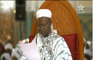 Les dimensions spirituelles et culturelles des relations maroco-nigérianes[1]     Au nom d’Allah le Tout-Clément et le Très Miséricordieux.  Louange à Allah glorifié en toute langue, reconnu pour Sa Générosité, Sa Prévenance et Sa gracieuse gratitude; Il a créé l’Homme et lui a appris à s’exprimer clairement; et qu’Allah appelle Sa prière et Son salut sur notre Seigneur Mohammad, élu parmi les enfants d ‘Adnane; ainsi que sur les Siens purs et sur ses Compagnons, les plus nobles d’entre tous, tant que s ‘accordera l’astre polaire à son jumeau, et tant que la nuit et le jour discorderont.  Votre Majesté, Commandeur des croyants,  J’ai l’honneur, ci-devant Votre présence, de soumettre cette conférence, si Vous l’autorisez, afin d’évoquer quelques-unes des dimensions spirituelles et culturelles des relations maroco-nigérianes; et ce, partant de la Parole d’Allah, qu’Il soit exalté:  «Ô Hommes ! Nous vous avons créés d’un mâle et d’une femelle, et Nous avons répartis en peuples et en tribus, pour que vous entre-connaissiez. Le plus noble d’entre vous, auprès d’Allah, est le plus pieux. Allah est Omniscient et bien Informé». [Al-Hujurat ‘les appartements’ :13]  Car le Maroc et le Nigeria sont unis par de profus liens de foi, et par des relations humaines indéfectibles, profondément ancrées et amplement enracinées, pour l’étude de laquelle il faudrait convoquer une grande équipe interdisciplinaire de chercheurs spécialisés pour lui rendre justice. Quoi qu’il en soit, et en respect de la règle de la jurisprudence qui accorde que la solution aisée soit jamais écartée par celle pénible nous dirons, implorant l’aide d’Allah, qu’il soit exalté.  Le contexte du verset, argument de notre conférence et la réalité de la relation maroco-nigériane imposent que l’on traite le sujet en quatre axes:  Le premier axe traitera de la dimension humaine, inspirée de l’appel divin aux gens; appel signifié par l’apostrophe présente dans l’amorce du verset;  Le second axe portera sur l’aspect social, manifeste dans l’expression du verset: « pour que vous vous entre-connaissiez »;  Le troisième axe évoquera l’aspect spirituel, déduit de la Parole d’Allah, qu’Il soit exalté : « Le plus noble d’entre vous, auprès d’Allah, est le plus pieux » ;  Le quatrième axe permettra de traiter de l’aspect scientifique et culturel, entrevu dans la Parole d’Allah, qu’il soit exalté : « Allah est Omniscient et bien Informé ».  Le premier axe : la dimension humaine L’humanisme est l’une, des propriétés essentielles de l’Islam. Il occupe une place d’importance au sein de ses axiomes théoriques et dans ses applications pratiques. Humanisme qui a été rigoureusement associé à ses croyances, à ses rituels, à sa méthode et à son éthique. Il est d’une grande sagesse de souligner dans les premières révélations, à la sourate Al-‘alaq (l’Adhérence), que le mot ‘homme’ est répété deux fois, cependant que l’ensemble des cinq versets contextuels ont pour objet une favorable attention envers l’Homme; et ce, bien que l’on puisse considérer que le Coran, comme l’affirment quelques savants, est déjà dans sa totalité un Livre humaniste. Car son discours est consacré soit à évoquer l’homme, soit à lui parler.  Le Coran a donc une visée humaniste. Ce qui ne s’oppose point à la nature divine de ses finalités, tant le Créateur n’est pas l’opposé de la créature. C’est peut-être même qui transparait de l’adjonction glorificatrice des ‘hommes’ par trois fois dans la même phrase; où Il dit, ainsi est-il le plus Puissant des orateurs : « Dis : ‘je cherche refuge auprès du Seigneur des hommes, le Roi des hommes, le Dieu des hommes, de l’aube naissante, contre le mal du tentateur perfide»  [An-Nâs ‘les Hommes’ :1-4].  Il est entendu ici par  »humanité » les caractéristiques qualifiant un individu, un groupe d’individus, sinon l’Oumma entière, dans le cadre d’une conscience collective bienfaitrice en quête de l’achèvement de la perfection, et qui se manifeste dans les  relations mutuelles des individus ou des nations. L’on peut condenser les caractéristiques dans la parole d’Allah, qu’il soit exalté: « Soyez plutôt solidaires dans la charité et la piété… » [Al-Mâ’ida ‘la table’ :2].  Partant, Sa divine Parole, qu’il soit exalté, au début du verset guidant cette causerie « Ô vous les hommes » puis « d’un mâle et d’une femelle » est la plus évidente confirmation des liens de parenté humaine qui rattachent tous les hommes les uns aux autres. Et qu’Allah agrée l’œuvre du père des deux Hassan, Ali ibnou Abi Talib, qui semble expliquer ce verset quand il affirme : « Les gens sont de deux types: ils sont soit un frère dans la religion, soit un semblable dans la création ».  On en déduit que l’intérêt de l’appel divin est d’instaurer un principe d’égalité entre les fils de l’Homme. Les nigérians ont donc retrouvé dans l’islam, cette nouvelle religion à laquelle les marocains les ont convertis, leur religion innée ; où il n’y a absolument aucune place à la ségrégation raciale ou à la supériorité des uns par rapport aux autres. Ce haut principe humain a, depuis, été entretenu, et il a protégé de ses auspices les liens entre le Maroc et le Nigéria, au point que les cénacles de Marrakech avaient ouvert la voie devant l’homme de lettres Nigérian Abou Ishaq de Kanem pour enseigner dans leurs plus prestigieux établissements, très fréquentés alors de savants et d’hommes riches en sciences, à l’heure où ses frères Africains étaient conduits enchaînés et ligotés et conduits vers les marchés de servitude occidentaux.  Ce raffinement moral est la seule explication possible au fait que les rois du Kanem­ Bornou Nigérians faisaient venir dans leurs cours les ouléma Marocains, comme il apparait dans la lettre adressée par l’un des sultans de Bornou, en l’an huit-cent quarante­ trois de l’Hégire, à quelques ouléma Marocains, sous le règne Mérinide, et dans laquelle il leur reproche leur longue absence : « Pour quelle raison avez-vous renoncé aux bons usages de vos grands prédécesseurs ? Pourquoi ne daignez-vous plus descendre parmi nous et envoyer les émissaires comme vous le fîtes avec notre souverain ; venez donc comme à votre habitude, le pays est le vôtre comme il a été le pays de vos anciens !»  Et, parmi les traits humanistes de cette relation, se trouve également le vivre-ensemble pacifique, en dépit de la différence de religion. Car, parce que les Marocains ont été reconnus pour la fiabilité de leurs transactions, les rois idolâtres de l’Afrique de l’Ouest recouraient à leurs services dans la gestion des affaires étatiques et leurs confiaient les plus hautes responsabilités, comme cela fut attesté historiquement dans les deux royaumes du Ghana et d’Oyo; ce dernier se trouve dans la partie occidentale du Sud de l’actuelle Nigéria. Les nobles qualités morales et éthiques de ces conseillers ont été déterminantes et ont ouvert la voie devant l’expansion de l’Islam.  Le deuxième axe : l’aspect civilisationnel S’il fallait un seul terme pour qualifier les relations maroco-africaines ce devra être s’entre connaitre, dont l’on voit une occurrence dans le verset qui nous inspire. L’on remarque que le contexte coranique ne s’est pas arrêté aux limites de l’expression ‘faire connaissance’, à sens unique. Le Vrai, qu’Il soit exalté, n’a pas dit « pour que vous fassiez connaissance », mais bien « pour que vous vous entre-connaissiez », car ‘s’entreconnaître’ se définit par cela même qu’il présuppose la reconnaissance des spécificités, et évite la dissolution des identités culturelles des peuples qui’ s’entre-connaissent.  Et si les théoriciens ont donné des définitions très hétéroclites du concept « civilisation », la matière brute dont ont été forgées toutes celles-ci est précisément « s’entre-connaître ». La reconnaissance de l’autre, notion voisine de l’entre connaissance, est plus forte et plus parlante que le concept de  »tolérance », galvaudé ces jours-ci. Parler d’entre-connaissance nous conduit, si nous voulons fixer les concepts, à évoquer la civilisation définie par certains comme « toute production ou œuvre qui reflète les spécificités intellectuelles, affectives, comportementales de l’homme social conscient, dans le cadre de hautes valeurs, et principes idéaux, qui fait le bonheur de l’humanité tout entière. »  Certains ouléma musulmans ont conclu, après en avoir sondé les profondeurs dans le noble Coran, à un sens islamique de la civilisation et qui est « La présence-au-monde et la posture de témoignage, dans tous ses sens, et dont est issu un modèle humaniste induisant les valeurs de la foi en l’unicité et en la déité avérée. De ce modèle émerge une dimension métaphysique corrélative à l’unicité du Créateur de l’univers, qui en a fixé les règles et les lois et qui en détient le destin et le devenir. Partant, le rôle de l’Homme et sa mission consistent dans l’accomplissement d’une lieutenance du Créateur, en peuplant Sa Terre, en la développant, en y rendant possible le bien-vivre des gens, en parachevant son plein empire sur elle, en mettant à profit ses avantages, en traitant pour le mieux les choses mises à sa disposition dans l’univers et en édifiant des relations paisibles avec elles. Car celles-ci sont des créatures qui magnifient Allah ou sinon, chacune d’elles est un de Ses biens que l’Homme doit préserver, et dont il doit prendre soin, par obligation religieuse. L’homme doit également établir des relations avec les autres fils de l’Homme, partout sur terre ; relations fondées sur la fraternité, la concorde, l’amour du bien et la quête commune du bonheur Ici-bas et dans l’Au-delà. »  Cette conception coranique de la civilisation est celle-là même qui recouvre les relations maroco-nigérianes ; relations qui plongent dans les profondeurs du temps, jusqu’avant le Cinquième siècle avant Jésus-Christ, époque du « commerce muet » d’après l’expression d’Hérodote, c’est-à-dire le troc sans aucune négociation verbale. Le commerce muet étant la plus vieille forme qu’a connue l’humanité en termes de transactions financières, construites sur la confiance et la droiture.  Et, peu après la moitié du XIème siècle chrétien, le géographe Andalou Marocain, Abu 0baïd Al-Bakri, fait une description minutieuse des chemins et voies commerciales transsahariennes ; dont certaines, ont été, à l’époque, très connues par les caravanes partant de Marrakech, Tlemcen, Tunis et Tripoli à destination du Sud, traversant le Sahara pour atteindre les principaux centres commerciaux en Afrique de l’Ouest.  L’historien britannique John Donnelly Fage rapporte comment quelques Marocains assuraient le rôle d’agents commerciaux intermédiaires entre les Nigérians et les Européens ; en élisant domicile dans les centres commerciaux de l’actuelle Nigéria où ils attendaient l’arrivée des denrées qu’ils redistribuaient, et en centralisant, à leur tour, les marchandises qu’ils expédiaient vers le littoral.  L’Islam a donc déferlé, à travers ces négociants Marocains, tel des torrents du haut des montagnes, irrigant de vastes contrées de ce que l’on appelle actuellement le Nigéria. Quelques-uns de ces Marocains se sont mêlés aux locaux et se sont installés parmi eux, ce dont est issue une descendance. Les Arabes, célèbres au Nigéria sous le nom d’Arabes Choas, comptent par millions et représentent un pourcentage conséquent de la population. Ils sont basés essentiellement dans les provinces nord-orientales. Ils sont issus de tribus arabes originelles, dont quelques fractions ont migré depuis le Maroc ; leurs origines respectives peuvent remonter jusqu’aux Qawâlim, aux Tawâbit, aux Hamidiyyah et aux Chawâfi. Ils maintiennent encore leur langue vivante et leurs coutumes arabes originelles. Parmi leurs hommes les plus célèbres, l’on compte le Chérif Ibrahim Saleh AI-Houssaini, actuel mufti des contrées nigérianes.  Quelque chercheur Marocain voit que les usages et la culture de la langue Haoussa, la langue africaine la plus répandue, après l’arabe, sont le produit d’une proximité interculturelle maroco-nigériane. Il dit: «Ainsi, les berbères se sont mélangés aux Noirs et aux Arabes dans le Sahara, et dans ses versants occidentaux et méridionaux; les us, les coutumes et les lignages se sont mélangés et les relations se sont consolidées; de ce métissage est issu le peuple Haoussa.»  Le Huitième siècle de l’Hégire ne s’était pas encore achevé lorsque l’acculturation avait atteint son apogée. L’écrivain viennois Jeofaney Lorinzo, sur la base d’informations recueillies en 1575, dit: « Kano est considérée, à côté de Fès et du Caire, comme l’une des villes les plus importantes d’Afrique. A telle enseigne que le visiteur, selon les Marocains, ne manquera de rien de ce qu’il pourrait y rechercher. Elle se trouve à la tête d’un triangle dont la base est Fès et le Caire, par rapport auxquelles elle se trouve à égale distance».  Ce sont là paroles exactes. Kano, la plus grande cité islamique subsaharienne, a été redessinée sur le modèle de la ville de Fès, grâce aux architectes Wangaras Maliens qui ont acquis leur savoir-faire chez l’ingénieux architecte marocain Abou Ishaq Ibrahim As-Sahili,  Et à la suite de bouleversements de la traditionnelle route marocaine de la caravane du Hajj, pour cause des violentes luttes entre les Ottomans et les Européens qui avaient investi, durant la première moitié du XVIème siècle de l’ère chrétienne, le bassin méditerranéen, le pays Haoussa est devenu une escale pour les Marocains en voie vers le Hijâz.  Quant au niveau officiel, une correspondance a été entretenue entre le prince Sâadien Ahmed Al-Mansour, et le souverain du Royaume de Kanem Bornou. Correspondance qui a finalement abouti à l’envoi d’un pacte d’allégeance envers le Prince Sâadien, de la part du souverain de Kanem; sauf que la mort inattendue, en cours de route, de l’ambassadeur du Kanem, a empêché l’arrivée de la lettre à son destinataire. Il y a eu également d’autres correspondances similaires entre les princes Sâadiens et ceux du Royaume de Kabi, qui se trouve actuellement dans le Nord du Nigéria.  Quant à la visite de l’éminent savant Mohammed Ibnou Abdelkarim El-Maghili à Kano, au neuvième siècle de l’Hégire, elle est considérée comme une nouvelle victoire éclatante, non pas seulement pour Kano mais aussi pour l’ensemble des provinces des Haoussas. Parce qu’El-Maghili avait une immense maîtrise quant à l’architecture des lignes de la politique jurisconsulte dans ces contrées. Il leur a montré les stratégies à adopter pour désigner les cadis, pour faire respecter les lois et pour réformer les affaires sociales par le biais des contrôles financiers et commerciaux, la hisba aussi bien que les systèmes d’enseignement à adopter, la formation des imams et des prédicateurs et la proscription de la nudité publique, qui avait encore cours dans certains milieux à cette époque. A tel point que l’auteur de l’ouvrage ‘ Les traditions de Kano’ affirme que les caftans, les turbans et les robes amples, considérés actuellement comme le costume national traditionnel de toutes les tribus musulmanes du Nigéria ont été généralisés du temps du prince de Kano Mohammad Ramfa, qui avait fait venir l’imam El-Maghili ; et c’est ce qui renforce les présomptions que ces façons de s’habiller faisaient partie du lot de présents offerts aux habitants du Nigéria, initialement.  Le troisième axe : le principe spirituel Allah a mis, dans le verset qui nous occupe, une aune précise pour qui voudrait obtenir Sa grâce, et une piste pour qui voudrait concourir en émule avec Ses élus. Il dit, car Il est le seul détenteur de la Puissance du verbe: « Le plus noble d’entre vous, auprès d’Allah, est le plus pieux »; la piété a failli devenir synonyme de la foi en l’unicité divine dans le Coran. Allah, qu’Il soit exalté, dit: « … en leur inspirant (les croyants) de suivre la voie de la piété» [al-fath ‘la victoire’ :26].  Ibnou Rajab affirme: « La piété est le testament d’Allah au bénéficie de toutes Ses créatures; elle est le legs du Messager d’Allah, qu’Allah appelle sur lui Sa Prière et Son salut, au profit de sa Oumma. Le Messager, qu’Allah appelle sur lui Sa Prière et Son salut, quand il désignait un émir à la tête d’un peloton en expédition, lui recommandait, en ce qui concernait particulièrement ce dernier, de rechercher la piété devant Allah et de veiller pour le mieux sur ses compagnons. Et quand le Messager, qu’Allah appelle sur lui Sa Prière et Son salut, a prêché lors du dernier pèlerinage, appelé  »pèlerinage d’adieu « , le jour du sacrifice, il a recommandé aux gens la piété en craignant Allah et en obéissant à leurs imams. Quand il eut fini sa prédication, les gens dirent :  »Ce nous semblent des prédications proches d’un adieu, conseille-nous donc; il dit : «Je vous recommande la piété, [la disponibilité à] l’écoute et l’obéissance».  La piété est la wilaya (l’alliance divine); et les pieux sont les fervents protégés d’Allah. Les deux, piété et wilaya, sont intimement liées, tel qu’en témoigne le Coran. Allah, qu’il soit exalté, dit : «…alors que ses vrais gardiens [la mosquée sacrée] sont ceux qui craignent le Seigneur» [Al-Anfâl ‘les prises de guerre’ :34].  Et Il dit, seul détenteur du verbe Puissant: «En vérité, les servants d’Allah ne connaîtrons ni crainte ni peine, car ceux qui ont la foi et qui craignent le Seigneur…» [Yûnus ‘Jonas’ : 62-63].  Et si quelques saints hommes ont défini la piété comme la disposition absolue à l’obéissance aux commandements et à l’absolu bannissement des malfaisances, de manière à se faire agréer par Allah, qu’il soit exalté, et non pas par un quelconque serviteur, la définition conduite se trouve être, identiquement, l’une des plus célèbres interprétations du soufisme; celle-là même choisie par notre seigneur Abou Al-Abass Ahmad Ibnou Mohamad At-Tijani, qu’Allah agrée son œuvre. C’est en se référant à cette vue que le discours sur la piété peut être dit le même que celui sur le soufisme, à propos duquel la communauté des ouléma musulmans est unanime sur ce fait qu’il représente la méthode sunnite de la purification-élévation, comme il est l’une des révolutions spirituelles dans l’Islam.  L’Islam a pénétré au Nigéria par la voie soufie, grâce au mouvement almoravide. Nous nuancerons en disant que l’Islam pourrait s’être répandu dans ces contrées grâce aux commerçants, comme nous le savons et comme mentionné plus haut, cependant il faut préciser que les Almoravides ont, eux, œuvré à accélérer l’islamisation du Soudan occidental, qui était déjà en cours, mais de façon lente et graduelle.  Et, depuis, se sont installées des zaouïas de « voies soufies », dont certaines sont d’origine moyen-orientales comme la Qadiriyyah et la Rifaiyyah, mais qui ont toutes convergé vers l’Afrique de l’Ouest, et au Nigéria particulièrement, en empruntant les accès marocains et après en avoir pris les allures, avant de disséminer dans l’Afrique de l’ouest. La tariqa Qadiriyyah par exemple s’est diffusée grâce aux Cheikhs Kountis  »dont la famille s’était installée pendant une certaine période dans la région de Touat, puis s’est implantée au cœur du Sahara et des régions du Soudan de l’Ouest ». Des auteurs voient que Mohammed Ibnou Abdelkarim El-Maghîlî fut le premier à introduire la tariqa Qadiriyyah au Nigéria, car le cheikh de l’ensemble du tariqa au Nigéria est le grand résistant Othmane Ibnou Foudy, fondateur de l’état islamique Foudy, dont la chaîne de maîtres-tuteurs dans la tariqa remonte jusqu’à Mohammed Ibnou Abdelkarim El-Maghili.  Ceci dit, le véritable soulèvement de cette relation spirituelle, n’a commencé qu’avec l’installation de la zaouïa Tijaniya à Fès, ce qui fut l’œuvre de notre seigneur Abi Al-Abbas Ahmad Ibnou Mohammad At-Tijani et qui a ouvert une nouvelle page des relations maroco-nigérianes, pour la cause de laquelle les cœurs des Musulmans Nigérians se sont attachés au Maroc, d’une façon dont seul Allah connait la profondeur.  Car actuellement se trouvent des dizaines de milliers de zaouïas Tijaniya, dont chacune constitue en réalité une légation culturelle du Royaume du Maroc au Nigéria. Inutile de demander jusqu’à quel point vont l’allégeance, l’amour, la compassion, et la sincérité des prières dans l’isolement comme dans les manifestations publiques; et ainsi se sont attachés des cœurs au Maroc, d’un attachement sans nul pareil.  La tariqa Tijaniya a pris naissance à Fès, alors Capitale de la dynastie Alaouite, sous le règne du Sultan Moulay Slimane. Son fondateur est notre seigneur Abou Al-Abbas Ahmad Ibnou Mohammad At-Tijani; ce fut le début d’un mouvement saturé du désir de répandre l’Islam et la tariqa en Afrique et dont les plants furent parmi les plus fructueux.  La tariqa a gagné l’Ouest de l’Afrique grâce au pieux, versé dans la connaissance d’Allah, le Cheikh Mohammad Al-Hafidh Al-Alaoui At-Tijani, l’un des plus éminents disciples du fondateur de la tariqa. C’est chez lui que fut formé le cheikh moujahid Omar Al-Fouty par truchement; ce dernier a accompli les actions connues dans la diffusion de la tariqa Tijaniya aux confins de l’Afrique, et c’est lui qui l’a introduite au Nigéria, grâce aux liens de parenté étroits qui l’unissent avec la famille Foudy et avec les princes du Royaume du Kanem-Bornou, à telle enseigne que l’on dit que le Sultan Mohammed Bello Ibnou Cheikh Othmane Ibnou Foudy a été initié à la tariqa par le cheikh Al-Fouty.  Puis arriva, au Vingtième siècle, l’homme qui a le plus fait pour la diffusion de la tariqa tijaniya : le cheikh Ibrahim Niass Al-Koulkhi, dont les adeptes constituent la plus large classe sociale en Afrique de l’Ouest, et au Niger particulièrement. Un journal marocain a estimé le nombre de ses adeptes, de son vivant, à pas moins de quarante millions d’âmes.  Et, sommes toutes, «l’Afrique et son Sahara ont retrouvé dans la dynamique duelle sunnite : la Dynastie Alaouite et la tariqa tijaniya, le meilleur des apprêts pour propager la pensée islamique et les édifices de la sounna mahométane; le Maroc en a acquis une renommée qui a fait des Rois Alaouites les pionniers de l’unité, de la Mer Méditerranée au fleuve Niger. »  L’on ne peut refermer cet axe sans signaler que parmi les saints hommes affidés à l’amour d’Allah rencontrés, dans ses voyages, par Ahmad Al-Yamani (qui venait de Fès), se trouvait Sidi Abdallah Ibnou Abdeljalil Al-Bornoui, des miracles duquel le renom avait largement gagné le Maroc, notamment grâce au même Al-Yamani et grâce à l’ouvrage composé par Abdelhay Al-Halabi et qu’il a titré : « Myrte des cœurs, à propos des mystères occultes du Cheikh Abdallah Al-Bornoui ».  Votre Majesté  Parmi les merveilles de la destinée telle qu’Allah, le Très-Puissant et l’Omniscient, en détient les fils, est que la rencontre entre le cheikh Nigérian avec son disciple Ahmad Al-Yamani qui venait de Fès au Nord du Nigéria, a eu lieu la même année de la fondation de l’histoire de votre noble Dynastie Alaouite chérifienne.  Le quatrième axe : le principe scientifique et culturel La science est à l’origine de tout bienfait. Elle libère les esprits des illusions qui les restreignent, et elle prédispose l’œuvre à l’agrément divin ; elle dévoile devant le savant la voie de la vérité et du bien ; elle éclaire le sentier de la bonne guidance et les chemins du salut ; et elle lui ouvre les yeux sur l’intelligence des signes du Seigneur de tous les mondes. Allah, ainsi est-il le plus Puissant orateur, dit : « Ce sont là des exemples que nous proposons aux hommes; mais seuls les hommes sensés sont à même de les comprendre» [Al-‘Ankabût ‘l’araignée’ :43].  Et, certes, l’Islam adopte, à l’égard de la science, une posture qui n’est égalée par aucune autre religion révélée ni par aucun choix méthodique séculier, à commencer par l’incitation à sa quête, par l’instigation à son acquisition, par le devoir de sincérité dans sa recherche, par le rang particulier -sis hormis celui du commun des mortels-, attribué aux gens de science pour leur connaissance recherchée d’Allah et la crainte qui lui est due. Et, enfin, les gens de science y sont glorifiés, et il leur est promis le bonheur éternel au Paradis.  Les relations maroco-nigérianes, dans ce domaine, ont largement dépassé le niveau de l’échange vers l’acculturation complète, dans tous les sens du terme ; s’agissant d’interaction des éléments constitutifs de l’existence de l’homme, qui doivent être reliés entre eux pour faire sens ; et c’est peut-être cela même qui a poussé à proposer le concept de « culture scientifique » où l’on voit la résultante de trois composantes : la culture, la science et la méthode scientifique.  La culture ici est l’ensemble des connaissances, des sciences, des lettres, des arts que l’homme apprend; elle est spécifique à l’intellect. Elle est comprise dans le sens d’un pont dressé vers la civilisation, qui, elle, est considérée comme la matière spirituelle perçue dans une machine inventée, un édifice érigé, un régime de gouvernance pratiqué. La civilisation est sensible, alors que la culture est mentale.  Ainsi, dans le domaine culturel, se manifeste la puissante influence du Maroc sur le Nigéria, à travers la doctrine malékite qui s’est disséminée en Afrique de l’Ouest et qui maintient encore son fort impact, défiant toutes les tempêtes qui tentent d’en déstabiliser les ancrages. Les programmes d’enseignement au Nigéria sont construits en référence à la jurisprudence malékite, comme, par ailleurs, la Constitution nigériane stipule l’obligation d’inclure les fatwas de la doctrine malékite dans les tribunaux de la Chariaa; cette doctrine est adoptée par la commission des fatwas, et tous les ouléma qui ont émergé et se sont imposés au Nigéria sont des malékites, sans exception aucune.  Ce solide ancrage est explicable par la richesse de la doctrine en elle-même. Elle est également attribuable aux titanesques efforts consentis par les ouléma Marocains pour la consolidation de ses appuis en Afrique subsaharienne. Puis elle est due encore aux efforts des ouléma Nigérians eux-mêmes, qui veillent à maintenir vivant cet héritage par l’étude, l’enseignement et la composition d’ouvrages, à tel point qu’ils en ont maîtrisé les sinuosités et les vallons, et en ont sondé les trésors bibliothécaires et les silos ; ils ont fait, finalement, du mot Alem (savant) le synonyme de ‘faqih selon le rite malékite’.  A l’exception de quelques références orientales, elles-mêmes arrivées au Nigéria à travers le Maroc, le chercheur découvre une bibliographie -qui s’étend à perte de vue- de titres d’ouvrages d’auteurs Marocains sur la base de laquelle sont qualifiés les étudiants du ‘ilm au Nigéria. Le défunt professeur Mohammad Ibrahim Al-Kattani, dans la présentation de l’édition philologique de Fath Ach-chakour d’Al-Oualati, cite une longue liste d’ouvrages Marocains qui constituent la bibliographie essentielle des étudiants en ‘ilm au Soudan occidental; le Nigéria n’est donc pas une exception dans ce domaine.  Le curriculum adopté dans l’enseignement, quant à lui, a été construit par les ouléma Marocains. Toutes les institutions de l’enseignement traditionnel l’adoptent depuis l’entrée au premier degré [le kouttab] et le début de la mémorisation du Coran, selon la version de Warch, jusqu’à l’apprentissage de l’écriture, selon la typographie marocaine spécifique par sa forme, son dessin, ses signes suprasegmentaux, et l’ordre de son alphabet ; puis l’apprenant est autonomisé pour la mémorisation des ouvrages fondamentaux (moutoune) scientifiques, en fiqh, en langue et en lettres. Cette influence peut devenir, parfois, directe, par la voie de la fréquentation réelle des savants Marocains, dont la présence dans ces régions n’a jamais été interrompue, dans le but de soutenir ces apprentissages. Elle peut, d’autres fois, être indirecte, à travers les ouvrages et les compilations marocaines largement diffusées, célèbres au Nigéria, au point de devenir des références incontournables.  En ce qui concerne la fréquentation directe, l’on estime que, de manière absolue, le poète Ibrahim Ibnou Yakoub de Kanem (décédé en 609 de l’Hégire) est le plus ancien africain ayant fréquenté les établissements marocains en quête de formation. Sa renommée fut grande grâce à deux vers poétiques qu’il avait clamés en présence du Prince Al­ Mansour l’Almohade :  Il a retiré son voile entre nous et mon œil  Le voit, de crainte devant sa grandeur, derrière un voile  Et il a daigné me rapprocher de lui, sauf que  Je m’en suis éloigné, de déférence, quand je me suis ou approché.  De nombreux savants Nigérians ont reçu leur formation au Maroc, parmi eux l’on compte le Cheikh Mohammad Amine Al Kanni qui, pendant deux ans, avait résidé à Fès, et qui avait visité Tripoli, Kairouan et Tlemcen et avait, après son retour à Bornou, œuvré grandement à la diffusion du ‘ilm. Il a été intronisé sur le Royaume de Kanem-Bornou. Il fut célèbre par sa science, sa rectitude, sa piété, ses ambassades dans les pays arabes, et ses querelles avec les princes des royaumes islamiques, limitrophes ou lointains.  A l’autre versant, toutes les générations s’accordent à citer, des savants Marocains qui ont rendu visite au Nigéria et qui y ont laissé des héritages méritoires, leurs bienfaits et à les en célébrer ; tel sont les exemples du Faqih Makhlouf Ibnou Ali Ibnou Saleh El ­Balbali (décédé en 940 de l’Hégire) et d’Abderrahmane Ibnou Siqqine, mort en 956 de l’Hégire. Cependant, l’héritage le plus estimable dans la diffusion des sciences islamiques au Nigéria est attribué à l’Imam savantissime Mohammad Ibnou Abdelkarim Al-Maghili (décédé en 909 de l’Hégire) et qui s’est installé quelque temps dans les deux villes de Keshena et Kano ; avec le prince de cette dernière, à l’époque Mohammad Ramfa (903 de l’Hégire), il entretenait une relation si solide que celui-ci en avait fait son conseiller aux affaires religieuses. Ainsi, il fut le premier à instaurer un système de justice, de Hisba et d’administration pour le Royaume de Kano, à travers ses lettres d’orientation, comme le signale l’auteur cité dans le deuxième axe (Principe civilisationnel). Ces lettres ont été réunies sous le titre de ‘Correspondances sur les affaires de l’administration et de la politique d’État’ ; et une autre épître a été imprimée séparément sous le titre : ‘Recommandations à propos de ce qui est permis au gouvernant pour réprimer l’illicite’.  Les lettres et fatwas d’El-Maghili ont été, durant de longs siècles, la référence de base dans la démarcation et l’éclaircissement de la voie à suivre par les gouvernants dans la gestion des affaires. Son influence a persisté durant des générations après lui, tant et si bien que nous avons découvert que les fondateurs de la dynastie Fouda, après quasiment trois siècles, ont estimé que les fatwas d’El-Maghili et ses lettres sont la source de lumière qui les illumine et le maître qui les guide. Ils n’ont eu de cesse de le citer et d’argumenter en recourant à ses idées et à ses opinions.  Le savantissime Cheikh Othmane lbnou Foudy s’est basé sur les ouvrages de l’Imam El-Maghili dans l’organisation des affaires de sa principauté au niveau administratif et politique et dans la gestion des affaires de gouvernement et de jihad, et, avant cela, dans la théorisation des fondements de la pensée sur la base de laquelle l’Etat Foudy s’est érigé. A tel point que des chercheurs estiment que le Cheikh Othmane lbnou Foudy n’a pas eu d’autre inspiration aussi importante qu’El-Maghili; ce qui est effectivement très manifeste dans tout ce qu’il a composé et laissé en héritage. Un chercheur Marocain a reconstitué les références du Cheikh Othmane lbnou Foudy dans ses ouvrages, qui dépassent la centaine, et a abouti à la conclusion qu’elles sont toutes d’origine marocaine, sauf rare exception.  Et si l’on devait citer un ouvrage spécifique, choisi sans nul autre, et qui influence le mouvement réformateur Foudy, il n’y aurait aucun doute que ce serait Al-Madkhal [L’Introduction] d’lbnou Al-Hâj Abdari Al-Fassi ; ouvrage socio-éducatif où son auteur décrit nombre de situations de la société musulmane, ainsi que l’état des hérésies et des déviations des gens de son époque, et il s’intéresse à rectifier les comportements du musulman dans sa vie quotidienne. L’intérêt porté par Cheikh Othmane lbnou Foudy au Madkhal a été si important qu’il l’a condensé dans un opuscule intitulé Loubab Al-Madkhal, puis il l’a imité dans un autre ouvrage Ihyâe as-sounnah wa ikhmad al-bidâa (revivification de la sounna et extinction des feux de l’heresie).  Seigneur, Votre Majesté Commandeur des croyants !  Ces relations spirituelles, humaines et culturelles ont leur profondeur historique et leur horizon humaniste, si ancrée que personne ne peut ni les renier, ni les effacer ni entraver leur chemin par un quelconque obstacle. Et combien les colonisateurs ont tenté de le faire, et ont abouti à des échecs cuisants. Et si Vos nobles Aïeux ont toujours été les gardiens de ces relations tout au long de l’Histoire, les grandes œuvres que Vous entreprenez pour réunir la famille africaine sont véritablement une reviviscence de l’héritage de Vos aïeux et ancêtres. Le hadith affirme : « L’homme oblatif n’est pas celui qui donne; il est celui qui, si un lien utérin devait être rompu, fait en sorte qu’il soit renoué». Il n’y a nul doute que ces hautes initiatives seigneuriales constituent un rétablissement des liens de fraternité humanistes et de profession de foi, que les escrocs ont tenté de rompre, sans y jamais réussir.  Les initiatives Marocaines dans ce domaine ont été honorablement accueillies, de la part des plus éloignés comme des plus proches. Voici, par exemple, le directeur de L’Observatoire d’Études Géopolitiques (OEG) français témoignant que l’engagement du Maroc envers l’Afrique et ses aspirations en a fait «L’unique pays Arabe qui dispose d’une politique africaine claire et continue, d’une connaissance précise et de relations humaines, culturelles et religieuses fructueuses avec les pays africains.»  Et, pour finir, nous adressons nos vifs remerciements, la gratitude augurant de surcroîts de biens à Sa Majesté le Commandeur des croyants pour ses magistrales actions en faveur de la solidarité maroco-africaine, particulièrement, et dans tous les domaines de la bienfaisance, dont la volonté de servir l’Islam et d’être utile à l’Homme. Actions au nombre incalculable, et dont on ne peut dénombrer que quelques-unes: telles la dernière visite de Sa Majesté Commandeur des Croyants au Nigéria qui fut véritablement une triomphale ouverture à de larges horizons de coopération maroco-nigériane. Telle, pareillement, la Fondation Mohammed VI des Ouléma Africains, sur laquelle nous fondons de grands espoirs d’une nouvelle aube qui dissipera les nuages qui ont trop couvert le ciel de notre discours religieux. Toutes, donc, autant d’entreprises édifiées sur l’amour du bien, et sur la volonté de répandre la vertu; marquées du signe de la Maison du Prophète. Nous t’implorons, Ô Allah notre Seigneur, de bénir Sa Majesté Commandeur des croyants, et d’être son allié et de permettre qu’il soit le continuel recours du peuple Marocain, loyal, et celui de l’Oumma islamique d’un extrême à l’autre. Nous t’implorons, Ô Allah notre Seigneur, de le rassurer en son Prince héritier le Prince Moulay Al-Hassane, et de l’assister de son frère Moulay Rachid, ainsi que de l’ensemble des membres de la noble Famille Alaouite. Amen, Ô Toi, qui es l’Audient, le Proche, le Prompt à exaucer les prières !  Pr. Ibrahim Ahmad MAQARI, Imam de la Mosquée nationale à Abuja et Enseignant chercheur à l’Université Bayero Kano, Nigéria  [1] Causerie religieuse hassanienne prononcée en présence d’Amir Al-Mouminine. Sa Majesté Le Roi MOHAMEMD VI, qu’Allah le glorifie et l’assiste, Jeudi 6 Ramadan 1438 de l’Hégire (01/06/2017).